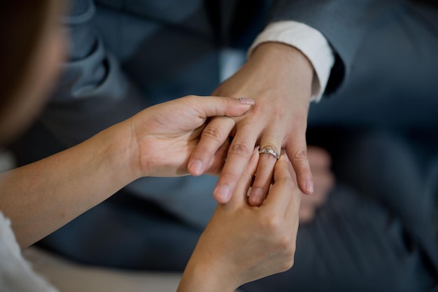 anel de casamento fechar a mão