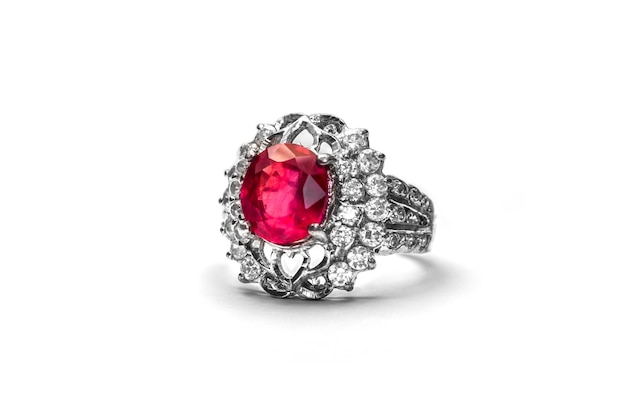 anel de casamento gemstone rubi em fundo branco