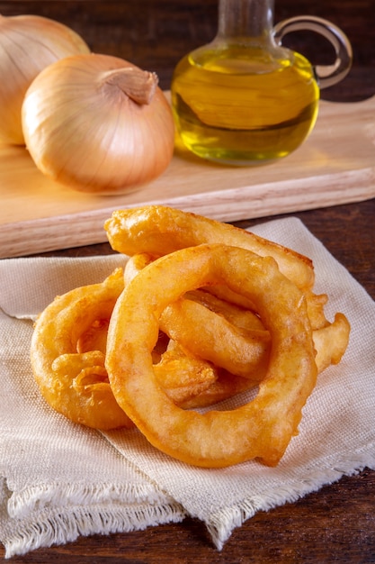 Foto anel de cebola frito em um fundo de madeira