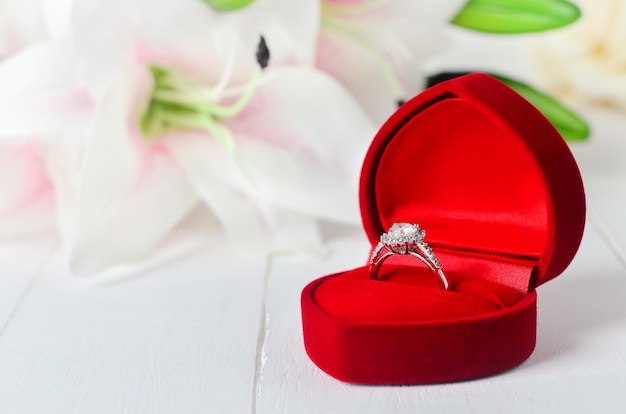 anel de diamante de casamento na caixa de jóias de veludo vermelho
