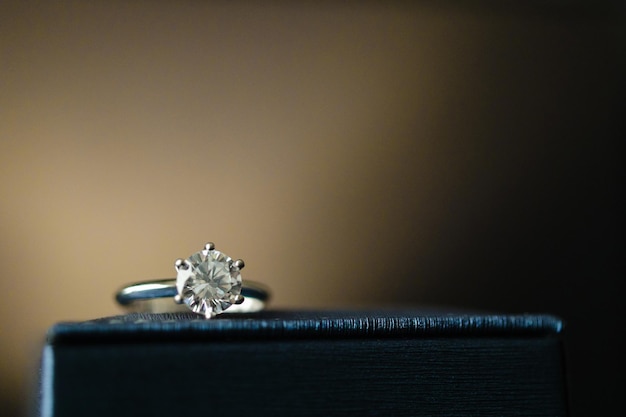 Anel de diamante de casamento na caixa de joias