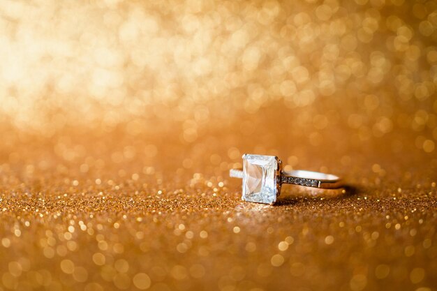 Anel de diamante de joias com brilho festivo abstrato fundo de textura de férias de Natal