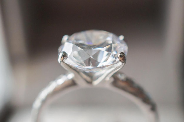 Anel de diamante em caixa de joias close-up do fundo