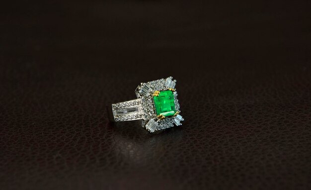 anel de diamante verde esmeralda