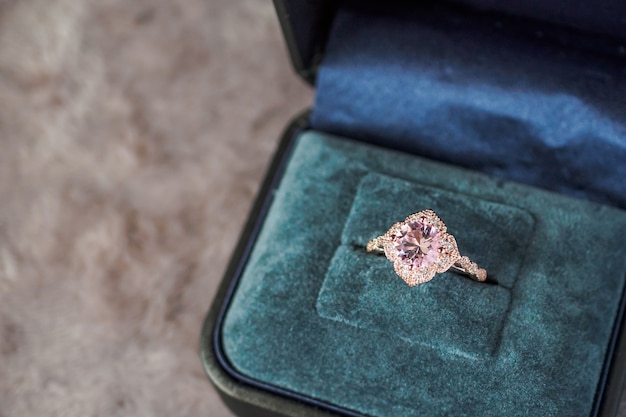 Anel de diamante vintage de luxo rosa em caixa de joia