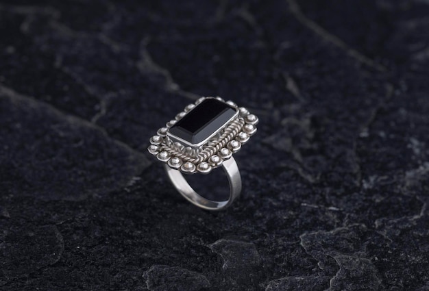 Anel de luxo em prata esterlina 925 em fundo preto vintage