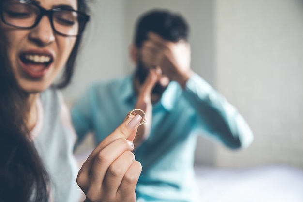 Anel de mulher com homem zangado em casa