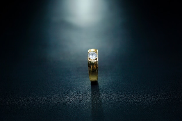 anel de noivado com pequenas pérolas e brilhos