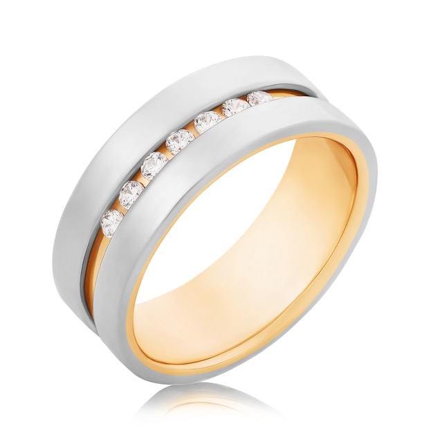 anel de noivado de ouro com diamantes isolados no fundo branco