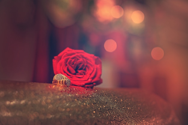 Anel de noivado de ouro com flor rosa vermelha