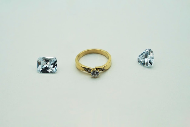anel de ouro cercado por diamantes em fundo branco
