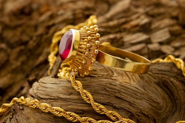 Anel de ouro com colar de pedra vermelha