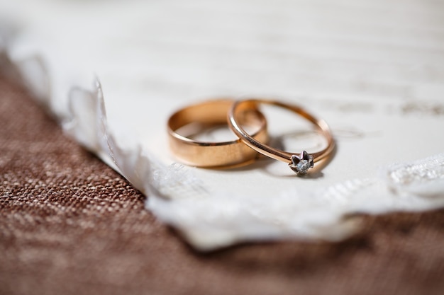 Anel de ouro com uma pedra no dia do casamento para a noiva