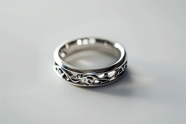 Foto anel de prata em fundo branco