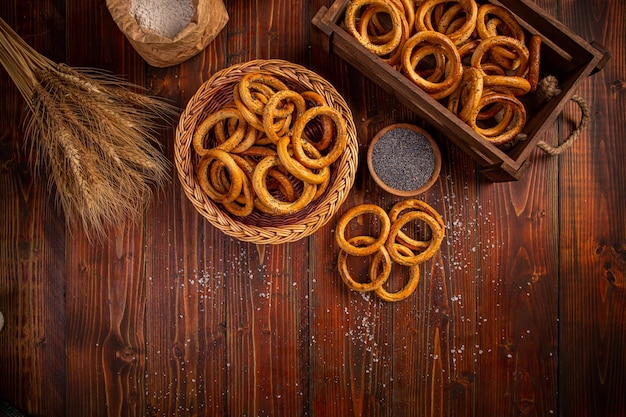 Anel de pretzel em madeira