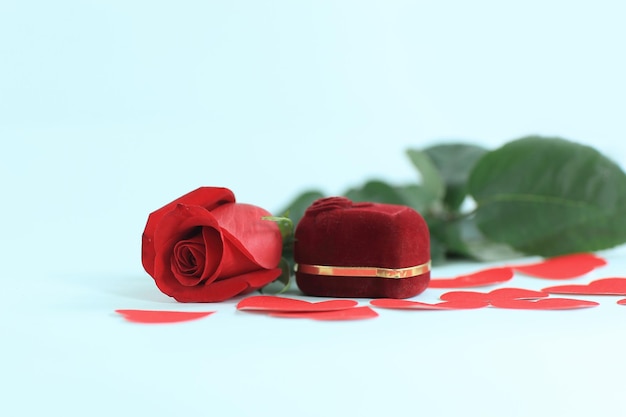 Anel em caixa vermelha com uma rosa vermelha em fundo branco