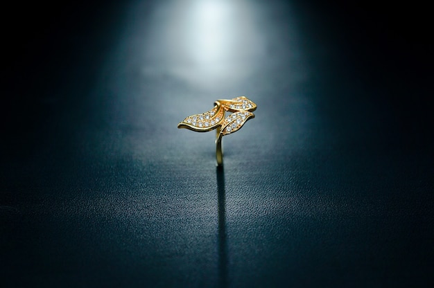 Anel feminino de ouro com folha de lótus
