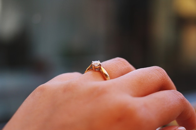 anel no dedo esquerdo da noiva