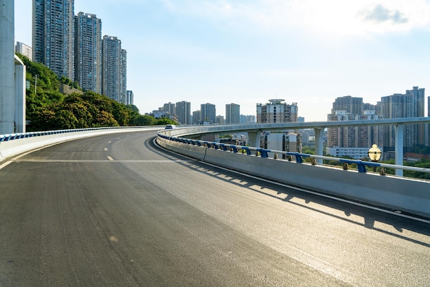 Anel viaduto e paisagem urbana