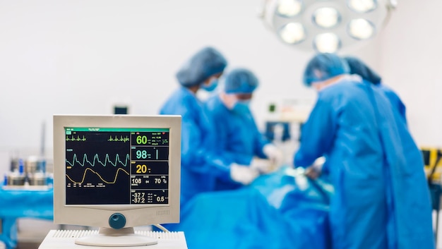 Anestesiólogo profesional médico equipo médico y asistente que prepara al paciente para la cirugía ginecológica que realiza operaciones con equipos quirúrgicos en la sala de emergencias de la operación moderna del hospital