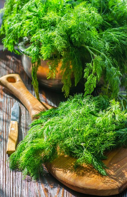 Aneto verde recém-cortado em uma placa de cozinha