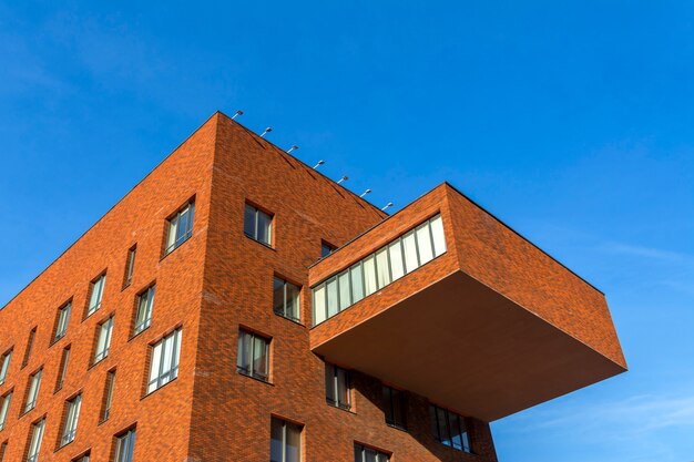 Anexo al edificio en forma de gran balcón.