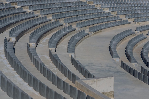 Anfiteatro al aire libre moderno con filas de sillas grises