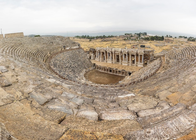 Anfiteatro de la antigua ciudad de Hierápolis. Espectacular cielo al atardecer. Monumento al Patrimonio Cultural de la Unesco. Pamukkale, Turquía