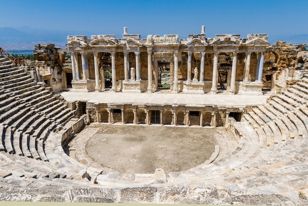 Anfiteatro de la antigua ciudad en ruinas