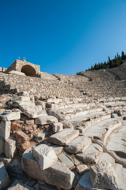 Anfiteatro coliseu na cidade antiga de éfeso, turquia, em um lindo dia de verão