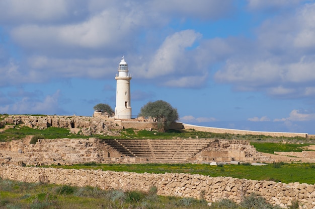 Anfiteatro con faro al fondo