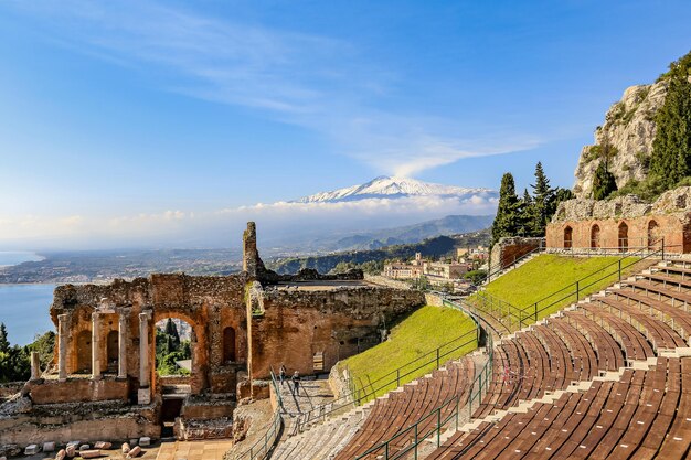 Anfiteatro grego antigo, Taormina teatro greco no dia ensolarado, Sicília, Itália