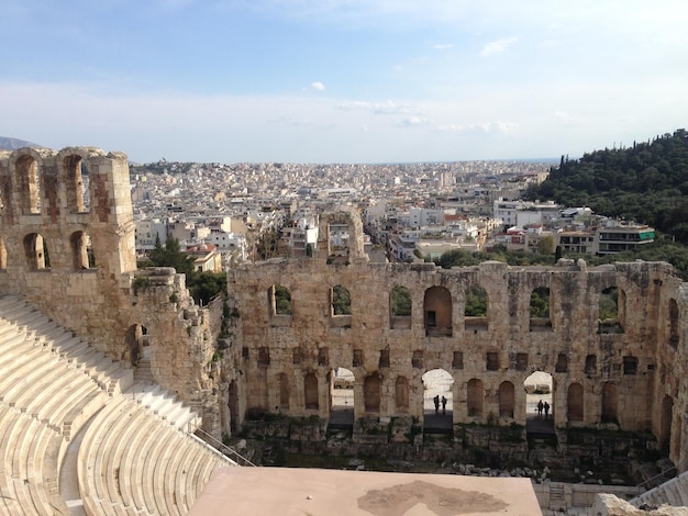 Anfiteatro histórico contra o céu na cidade