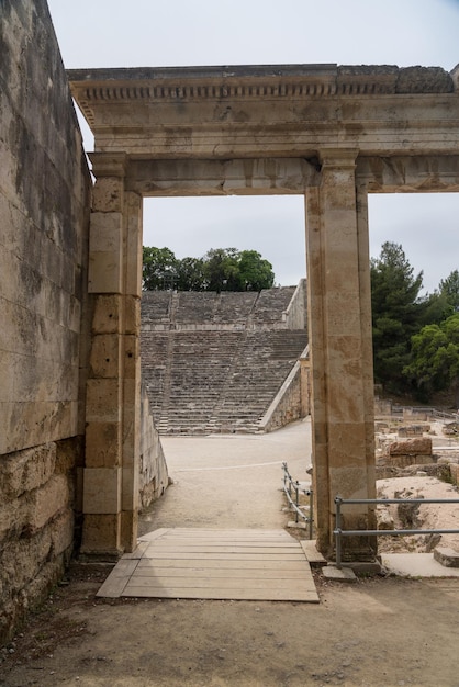 Anfiteatro maciço no Santuário de Asklepios em Epidaurus Grécia