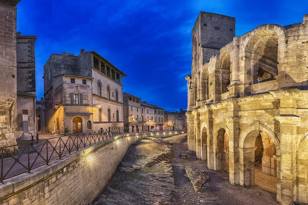 Anfiteatro romano al anochecer en Arles Francia