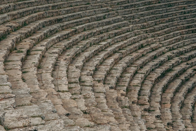 Anfiteatro romano antigo feito de pedra sob o céu aberto em Pamukkale, na Turquia