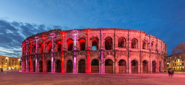 Anfiteatro romano - Arena de Nimes al atardecer - Francia, Languedoc-Roussillon