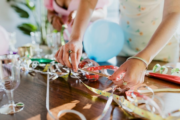 Anfitrião arrumando a mesa para uma festa de aniversário