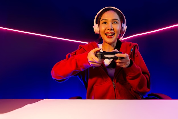 Anfitrião do canal sorridente asiático com joystick jogando jogo online estratagem