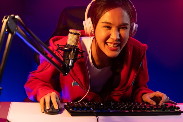 Anfitrião do canal sorridente asiático usando fones de ouvido gravando no telefone Stratagem