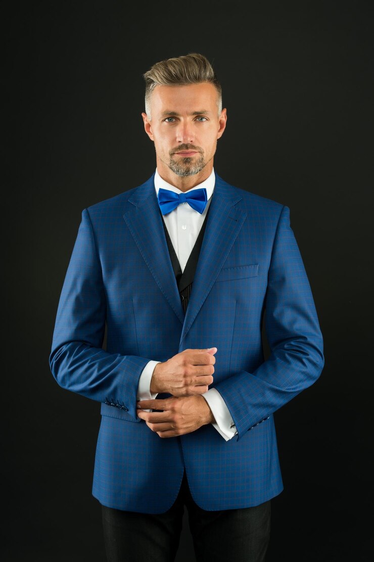 Foto anfitrião do evento usa gravata borboleta homem adulto sexy em elegante smoking masculino moda e beleza homem bonito tem rosto não barbeado grisalho noivo de sommelier habilidoso no dia do casamento