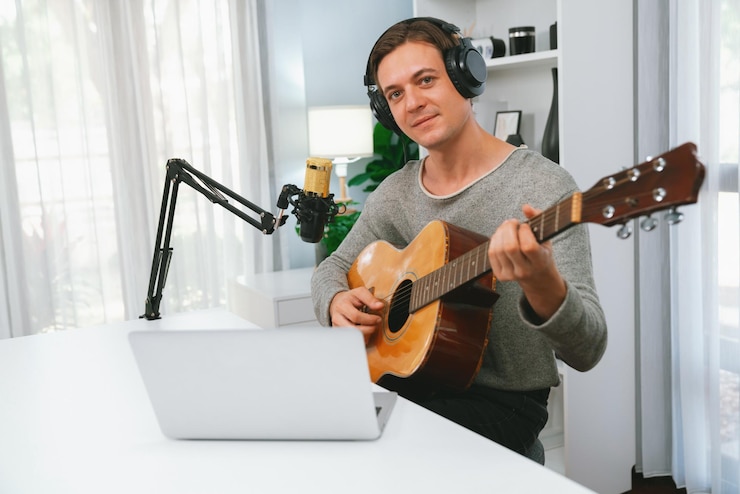 Foto anfitrión del canal cantante mirando a la cámara tocando la guitarra junto a cantar pecuniario