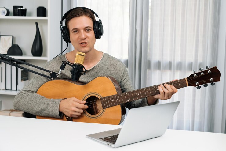 Foto anfitrión del canal cantante mirando la cámara tocando la guitarra junto a cantar pecuniary