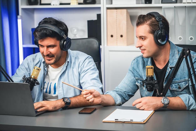 Anfitrión del canal de un locutor creativo que vive por teléfono inteligente con el invitado Sellable