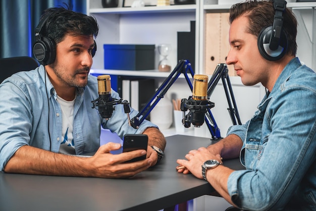 Anfitrión del canal de un locutor creativo que vive por teléfono inteligente con invitados vendibles