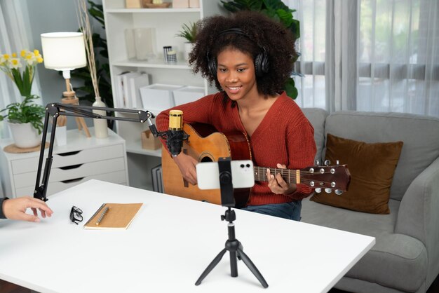 Foto anfitrión del canal de radiodifusión africana en el teléfono inteligente en el estudio tastemaker