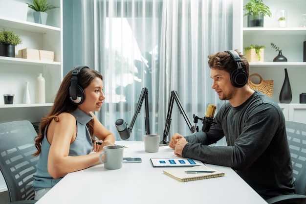 Foto anfitrión del canal de radiodifusión con invitado especial haciendo postulado de consejo problema