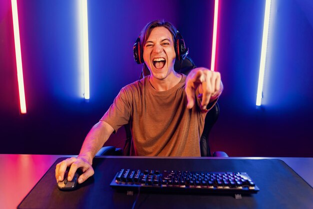 Anfitrión del canal de smart streamer jugando al juego en línea para ser el ganador Pecuniary