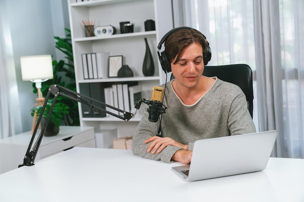 Foto anfitrión de un programa de entrevistas con guión y teléfono inteligente pecuniary