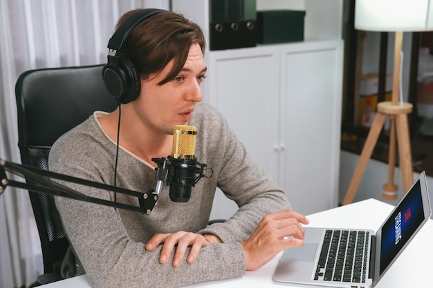 Foto anfitrión de un programa de entrevistas con guión y teléfono inteligente